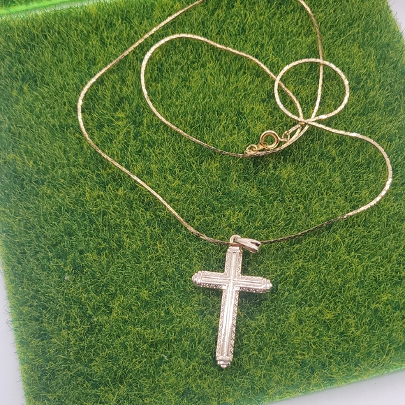 Estate Jewelry - Vintage Elegant Gold Tone Cross Pendant Necklace 24 Inch N3834
